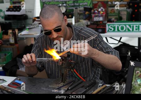 Un artisan du verre sculpte le verre fondu dans une pipe pour fumer du cannabis lors d'un rassemblement de légalisation de la marijuana à Toronto, Ontario, Canada, on 01 mai 2010. (Photo de Creative Touch Imaging Ltd./NurPhoto) Banque D'Images