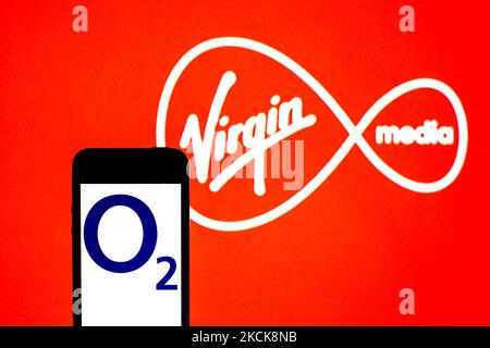 Sur cette photo, un logo O2 apparaît sur un smartphone avec un logo Virgin Media Inc en arrière-plan. (Photo par DAX Images/NurPhoto) Banque D'Images
