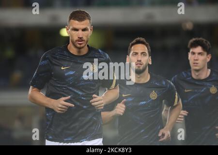 Edin Dzeko (L) du FC Internazionale et Hakan Calhanoglu R) en action devant la série Un match entre Hellas Verona et le FC Internazionale au Stadio Marcantonio Bentegodi sur 27 août 2021 à Vérone, Italie. (Photo de Giuseppe Cottini/NurPhoto) Banque D'Images