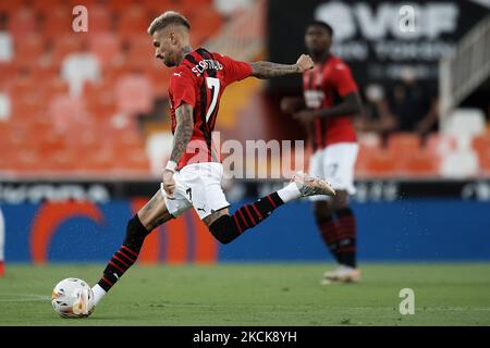 Samu Castillejo de Milan passe pendant le match amical d'avant-saison entre Valencia CF et AC Milan à Estadi de Mestalla sur 4 août 2021 à Valence, Espagne. (Photo de Jose Breton/Pics action/NurPhoto) Banque D'Images