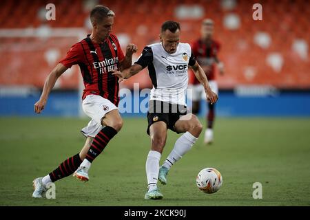 Denis Cheryshev, de Valence, et Andrea Conti, de Milan, se disputent le bal lors du match amical d'avant-saison entre Valencia CF et AC Milan, à Estadi de Mestalla, sur 4 août 2021, à Valence, en Espagne. (Photo de Jose Breton/Pics action/NurPhoto) Banque D'Images