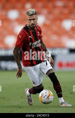 Samu Castillejo de Milan en action pendant le match amical d'avant-saison entre Valencia CF et AC Milan à Estadi de Mestalla sur 4 août 2021 à Valence, Espagne. (Photo de Jose Breton/Pics action/NurPhoto) Banque D'Images