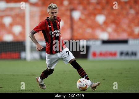 Samu Castillejo de Milan en action pendant le match amical d'avant-saison entre Valencia CF et AC Milan à Estadi de Mestalla sur 4 août 2021 à Valence, Espagne. (Photo de Jose Breton/Pics action/NurPhoto) Banque D'Images