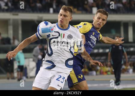 Nicolo' Barella du FC Internazionale concurrence pour le ballon avec Darko Lazovic de Hellas Verona pendant la série Un match entre Hellas Verona et le FC Internazionale au Stadio Marcantonio Bentegodi sur 27 août 2021 à Vérone, Italie. (Photo de Giuseppe Cottini/NurPhoto) Banque D'Images