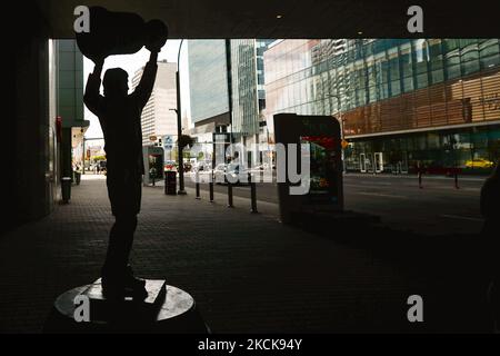 La statue de Wayne Gretzky sur le trottoir à l'extérieur de Rogers place, à Edmonton. Jeudi, 26 août 2021, à Edmonton, Alberta, Canada. (Photo par Artur Widak/NurPhoto) Banque D'Images