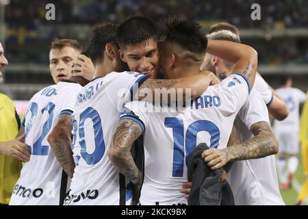 Joaquin Correa (C) du FC Internazionale fête avec Nicolo' Barella (L) et Lautaro Martinez (R) après avoir marquant le deuxième but de son équipe lors de la série Un match entre Hellas Verona et le FC Internazionale au Stadio Marcantonio Bentegodi sur 27 août 2021 à Vérone, en Italie. (Photo de Giuseppe Cottini/NurPhoto) Banque D'Images