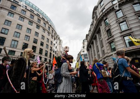 Les militants du climat de la rébellion des extinction se réunissent lors de leur manifestation « Blood Money March » dans le cadre de leur campagne impossible de rébellion, à Londres, en Grande-Bretagne, le 27 août 2021. Le groupe d'action sur le climat extinction Rebellion (XR) prévoit d'organiser de multiples actions sur deux semaines à partir de 23 août 2021 dans le but de perturber la ville de Londres et plus loin et de placer le changement climatique en tête de l'ordre du jour avant l'accueil du Sommet COP26 au Royaume-Uni plus tard cette année. (Photo de Maciek Musialek/NurPhoto) Banque D'Images