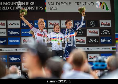 Elite Women podium, 1st place Sina FREI de Suisse, 2nd place Evie RICHARDS de Grande-Bretagne, 3rd place FERRAND PREVOT Pauline de France, pendant la course de court de cross-country XCC aux Championnats du monde MTB 2021, course de vélo de montagne sur 26 août 2021 à Val Di Sole, Italie. (Photo de Javier Martinez de la Puente/NurPhoto) Banque D'Images