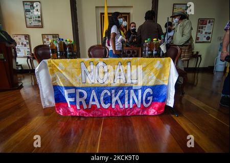 Une table avec un drapeau colombien avec le message 'No to Fraking' au cours d'une conférence de presse ont été 52 membres du congrès ont participé à la nouvelle loi contre l'effilochage en Colombie après que la loi a été retardée et retirée du congrès après deux propositions précédentes, à Bogota, Colombie, le 25 août 2021. (Photo par Sebastian Barros/NurPhoto) Banque D'Images