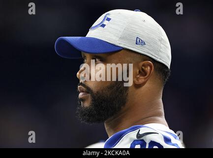 Le défi défensif des Colts d'Indianapolis DeForest Buckner (99) regarde de côté pendant la première moitié d'un match de football avant-saison de la NFL entre les Lions de Detroit et les Colts d'Indianapolis à Detroit, Michigan, États-Unis, vendredi, 27 août 2021. (Photo par Amy Lemus/NurPhoto) Banque D'Images