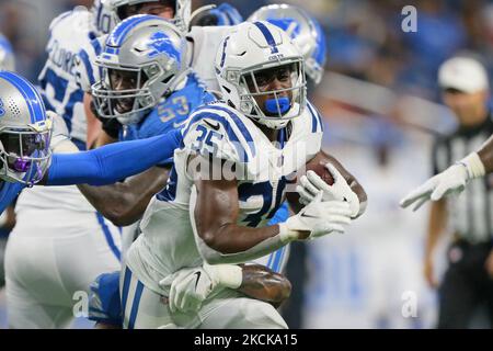 Indianapolis Colts en course de retour Deon Jackson (35) court le ballon contre les Detroit Lions pendant la deuxième moitié du match de football de la NFL pré-saison à Detroit, Michigan, États-Unis, vendredi, 27 août 2021. (Photo de Jorge Lemus/NurPhoto) Banque D'Images