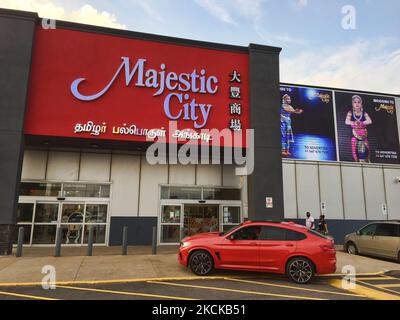 Entrée au centre commercial Majestic City de Scarborough, Ontario, Canada, on 27 août 2021. Le centre commercial Majestic City est le plus grand centre commercial intérieur sud-asiatique d'Amérique du Nord. Le centre commercial abrite des boutiques sri lankaises et indiennes qui comptent parmi les plus belles boutiques du monde. Répartis sur ses étages spacieux, il y a 182 magasins joliment aménagés avec des bazars à thème et des magasins spécialisés vendant les meilleurs textiles, bijoux, et tous les autres articles d'Asie du Sud. (Photo de Creative Touch Imaging Ltd./NurPhoto) Banque D'Images