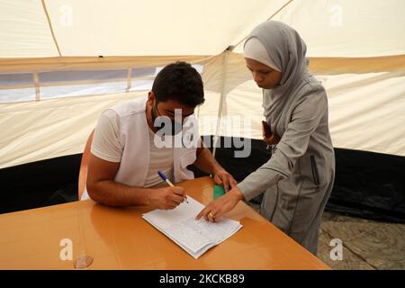 Les Palestiniens s'inscrivent pour recevoir une dose du vaccin Spoutnik-V Covid-19 lors d'une campagne de vaccination par le ministère de la Santé de la ville de Gaza, sur 27 août 2021. (Photo de Majdi Fathi/NurPhoto) Banque D'Images