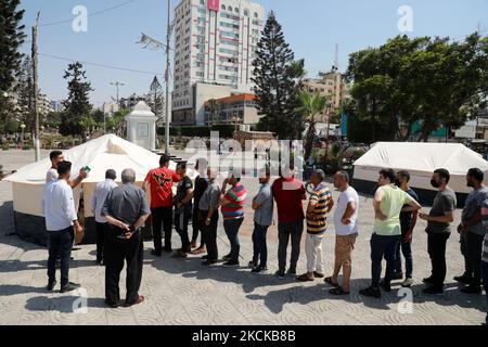 Les Palestiniens s'inscrivent pour recevoir une dose du vaccin Spoutnik-V Covid-19 lors d'une campagne de vaccination par le ministère de la Santé de la ville de Gaza, sur 27 août 2021. (Photo de Majdi Fathi/NurPhoto) Banque D'Images