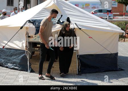 Les Palestiniens s'inscrivent pour recevoir une dose du vaccin Spoutnik-V Covid-19 lors d'une campagne de vaccination par le ministère de la Santé de la ville de Gaza, sur 27 août 2021. (Photo de Majdi Fathi/NurPhoto) Banque D'Images