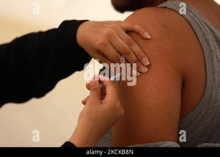 Un palestinien reçoit une dose du vaccin Spoutnik-V Covid-19 lors d'une campagne de vaccination par le ministère de la Santé de la ville de Gaza, sur 27 août 2021. (Photo de Majdi Fathi/NurPhoto) Banque D'Images