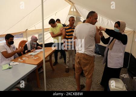 Un palestinien reçoit une dose du vaccin Spoutnik-V Covid-19 lors d'une campagne de vaccination par le ministère de la Santé de la ville de Gaza, sur 27 août 2021. (Photo de Majdi Fathi/NurPhoto) Banque D'Images