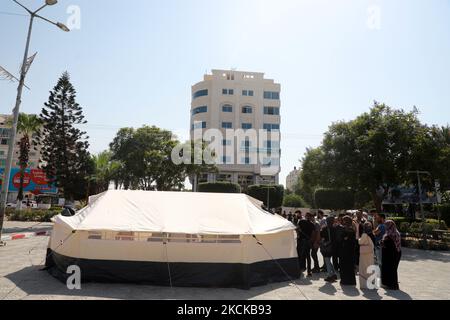 Les Palestiniens s'inscrivent pour recevoir une dose du vaccin Spoutnik-V Covid-19 lors d'une campagne de vaccination par le ministère de la Santé de la ville de Gaza, sur 27 août 2021. (Photo de Majdi Fathi/NurPhoto) Banque D'Images