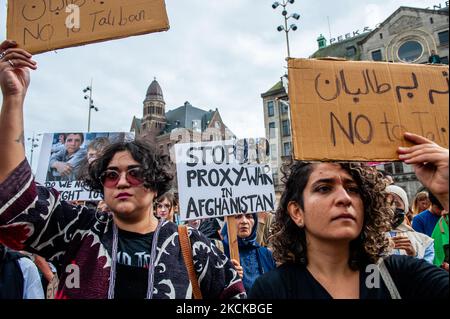 Une vieille afghane tient un écriteau contre la guerre dans son pays, lors de la manifestation en faveur de l'Afghanistan qui a lieu à Amsterdam, sur 28 août 2021. (Photo par Romy Arroyo Fernandez/NurPhoto) Banque D'Images