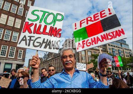 Un afghan tient deux pancartes demandant de mettre fin à la mort du peuple afghan, lors de la manifestation de soutien à l'Afghanistan qui a lieu à Amsterdam, sur 28 août 2021. (Photo par Romy Arroyo Fernandez/NurPhoto) Banque D'Images