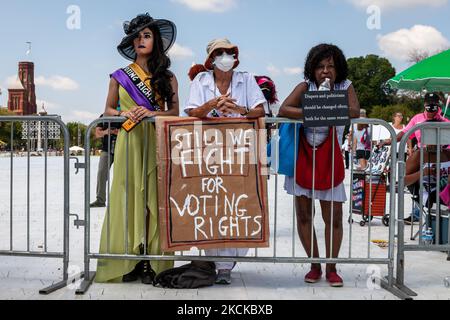 Quelques-unes des 20 000 personnes qui assistent à l'événement phare d'une marche nationale pour les droits de vote à l'anniversaire de la marche sur Washington en 58th. Les personnes et les organisations partenaires exigent la fin de l'obstruction parlementaire et de l'adoption de la loi John Lewis sur l'avancement des droits de vote et de la loi pour le peuple pour assurer la protection fédérale du droit de vote. L'événement est parrainé par le Drum Major Institute, March on, SEIU, National action Network, et future Coalition, et compte plus de 225 organisations partenaires. (Photo d'Allison Bailey/NurPhoto) Banque D'Images