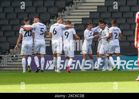 Mo EISA fête avec ses coéquipiers après avoir obtenu le score des doons de Milton Keynes, pour prendre la tête en la faisant 1 - 0 contre Accrington Stanley, lors du match de la Sky Bet League One entre MK dons et Accrington Stanley au stade MK, Milton Keynes, le samedi 28th août 2021. (Photo de John Cripps/MI News/NurPhoto) Banque D'Images