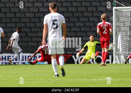 Mo EISA a obtenu des scores pour les doons de Milton Keynes, pour prendre l'initiative du faire 1 - 0 contre Accrington Stanley, lors du match de la Sky Bet League One entre MK dons et Accrington Stanley au stade MK, Milton Keynes, le samedi 28th août 2021. (Photo de John Cripps/MI News/NurPhoto) Banque D'Images