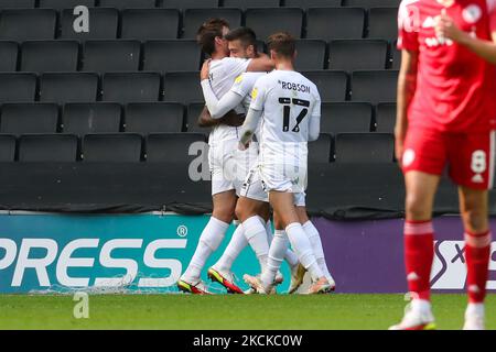 Mo EISA fête avec ses coéquipiers après avoir obtenu le score des doons de Milton Keynes, pour prendre la tête en la faisant 1 - 0 contre Accrington Stanley, lors du match de la Sky Bet League One entre MK dons et Accrington Stanley au stade MK, Milton Keynes, le samedi 28th août 2021. (Photo de John Cripps/MI News/NurPhoto) Banque D'Images