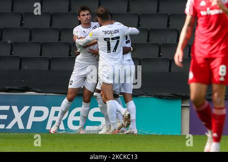 Mo EISA fête avec ses coéquipiers après avoir obtenu le score des doons de Milton Keynes, pour prendre la tête en la faisant 1 - 0 contre Accrington Stanley, lors du match de la Sky Bet League One entre MK dons et Accrington Stanley au stade MK, Milton Keynes, le samedi 28th août 2021. (Photo de John Cripps/MI News/NurPhoto) Banque D'Images