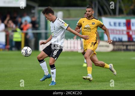 Callum Whelan, de Oldham Athletic, s'est arrangée avec Omar Bugiel de Sutton United lors du match de Sky Bet League 2 entre Sutton United et Oldham Athletic au stade communautaire Knights, Gander Green Lane, Sutton, le samedi 28th août 2021. (Photo d'Eddie Garvey/MI News/NurPhoto) Banque D'Images