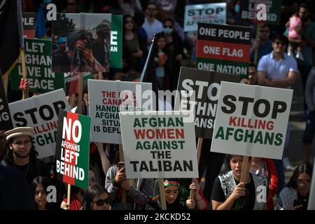 Des membres de la diaspora afghane locale, des activistes et des partisans locaux vus devant l'édifice de l'Assemblée législative de l'Alberta pendant l'ARRÊT DE LA MORT DES AFGHANS! Manifestation organisée aujourd'hui par le mouvement mondial pour la paix en Afghanistan. Samedi, 28 août 2021, à Edmonton, Alberta, Canada. (Photo par Artur Widak/NurPhoto) Banque D'Images