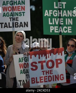 Des membres de la diaspora afghane locale, des activistes et des partisans locaux vus devant l'édifice de l'Assemblée législative de l'Alberta pendant l'ARRÊT DE LA MORT DES AFGHANS! Manifestation organisée aujourd'hui par le mouvement mondial pour la paix en Afghanistan. Samedi, 28 août 2021, à Edmonton, Alberta, Canada. (Photo par Artur Widak/NurPhoto) Banque D'Images