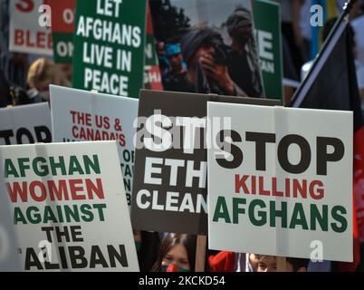 Des membres de la diaspora afghane locale, des activistes et des partisans locaux vus devant l'édifice de l'Assemblée législative de l'Alberta pendant l'ARRÊT DE LA MORT DES AFGHANS! Manifestation organisée aujourd'hui par le mouvement mondial pour la paix en Afghanistan. Samedi, 28 août 2021, à Edmonton, Alberta, Canada. (Photo par Artur Widak/NurPhoto) Banque D'Images