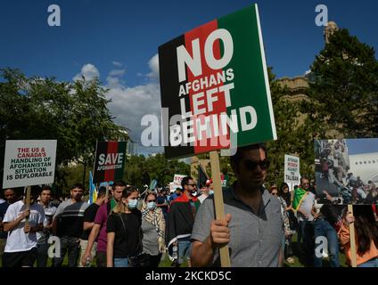 Des membres de la diaspora afghane locale, des activistes et des partisans locaux vus devant l'édifice de l'Assemblée législative de l'Alberta pendant l'ARRÊT DE LA MORT DES AFGHANS! Manifestation organisée aujourd'hui par le mouvement mondial pour la paix en Afghanistan. Samedi, 28 août 2021, à Edmonton, Alberta, Canada. (Photo par Artur Widak/NurPhoto) Banque D'Images