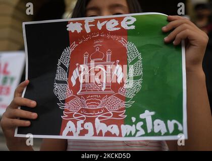 Un jeune manifestant tient un écriteau qui lit 'Free Afganistan'. Des membres de la diaspora afghane locale, des activistes et des partisans locaux vus devant l'édifice de l'Assemblée législative de l'Alberta pendant l'ARRÊT DE LA MORT DES AFGHANS! Manifestation organisée aujourd'hui par le mouvement mondial pour la paix en Afghanistan. Samedi, 28 août 2021, à Edmonton, Alberta, Canada. (Photo par Artur Widak/NurPhoto) Banque D'Images