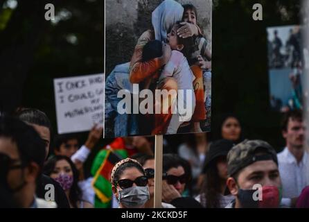 Des membres de la diaspora afghane locale, des activistes et des partisans locaux vus devant l'édifice de l'Assemblée législative de l'Alberta pendant l'ARRÊT DE LA MORT DES AFGHANS! Manifestation organisée aujourd'hui par le mouvement mondial pour la paix en Afghanistan. Samedi, 28 août 2021, à Edmonton, Alberta, Canada. (Photo par Artur Widak/NurPhoto) Banque D'Images