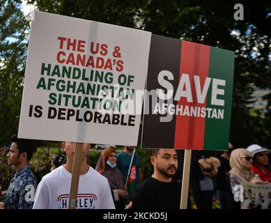 Des membres de la diaspora afghane locale, des activistes et des partisans locaux vus devant l'édifice de l'Assemblée législative de l'Alberta pendant l'ARRÊT DE LA MORT DES AFGHANS! Manifestation organisée aujourd'hui par le mouvement mondial pour la paix en Afghanistan. Samedi, 28 août 2021, à Edmonton, Alberta, Canada. (Photo par Artur Widak/NurPhoto) Banque D'Images