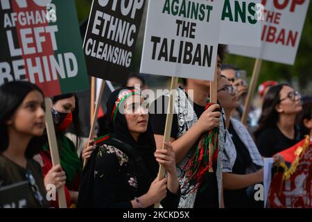 Des membres de la diaspora afghane locale, des activistes et des partisans locaux vus devant l'édifice de l'Assemblée législative de l'Alberta pendant l'ARRÊT DE LA MORT DES AFGHANS! Manifestation organisée aujourd'hui par le mouvement mondial pour la paix en Afghanistan. Samedi, 28 août 2021, à Edmonton, Alberta, Canada. (Photo par Artur Widak/NurPhoto) Banque D'Images