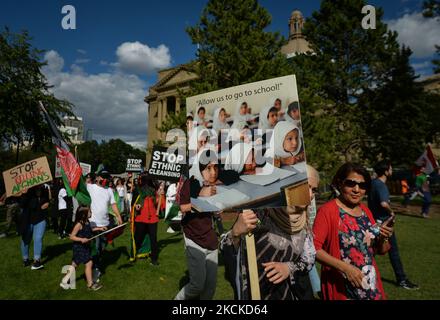 Des membres de la diaspora afghane locale, des activistes et des partisans locaux vus devant l'édifice de l'Assemblée législative de l'Alberta pendant l'ARRÊT DE LA MORT DES AFGHANS! Manifestation organisée aujourd'hui par le mouvement mondial pour la paix en Afghanistan. Samedi, 28 août 2021, à Edmonton, Alberta, Canada. (Photo par Artur Widak/NurPhoto) Banque D'Images