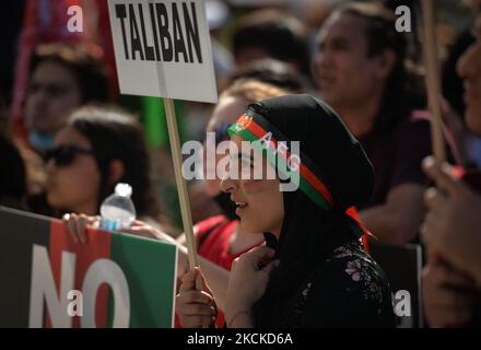 Des membres de la diaspora afghane locale, des activistes et des partisans locaux vus devant l'édifice de l'Assemblée législative de l'Alberta pendant l'ARRÊT DE LA MORT DES AFGHANS! Manifestation organisée aujourd'hui par le mouvement mondial pour la paix en Afghanistan. Samedi, 28 août 2021, à Edmonton, Alberta, Canada. (Photo par Artur Widak/NurPhoto) Banque D'Images