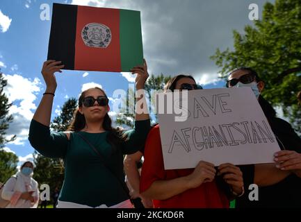 Des membres de la diaspora afghane locale, des activistes et des partisans locaux vus devant l'édifice de l'Assemblée législative de l'Alberta pendant l'ARRÊT DE LA MORT DES AFGHANS! Manifestation organisée aujourd'hui par le mouvement mondial pour la paix en Afghanistan. Samedi, 28 août 2021, à Edmonton, Alberta, Canada. (Photo par Artur Widak/NurPhoto) Banque D'Images