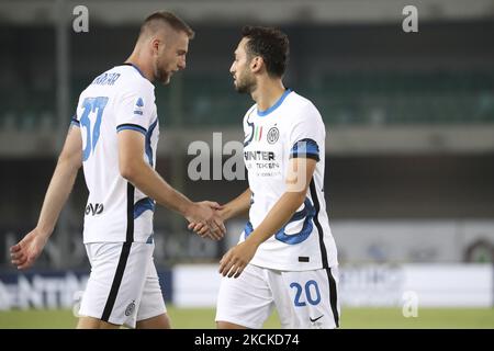 Milan Skriniar (L) du FC Internazionale et Hakan Calhanoglu (R) pendant la série Un match entre Hellas Verona et le FC Internazionale au Stadio Marcantonio Bentegodi sur 27 août 2021 à Vérone, Italie. (Photo de Giuseppe Cottini/NurPhoto) Banque D'Images