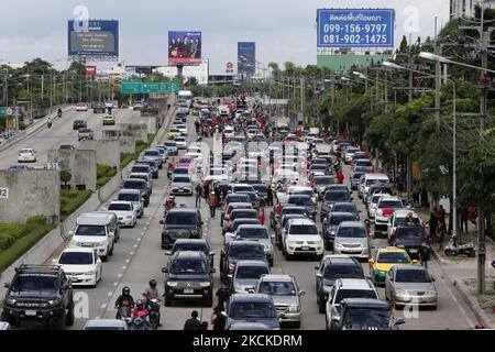 Un manifestant marque un drapeau sur son pick-up lors d'une démonstration de mob de voitures à Bangkok sur 29 août 2021. Les manifestants exigent que le Premier ministre thaïlandais, Prayut Chan-o-cha, se détienne et que le gouvernement soit tenu responsable de sa mauvaise gestion flagrante de la pandémie de Covid-19. (Photo de Chaiwat Subprasom/NurPhoto) Banque D'Images