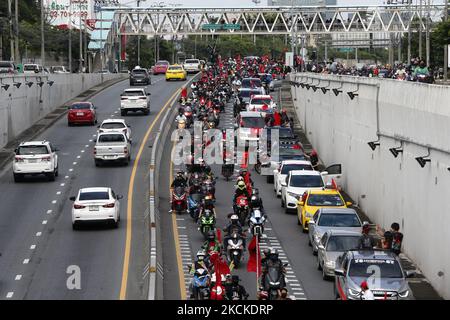 Un manifestant marque un drapeau sur son pick-up lors d'une démonstration de mob de voitures à Bangkok sur 29 août 2021. Les manifestants exigent que le Premier ministre thaïlandais, Prayut Chan-o-cha, se détienne et que le gouvernement soit tenu responsable de sa mauvaise gestion flagrante de la pandémie de Covid-19. (Photo de Chaiwat Subprasom/NurPhoto) Banque D'Images