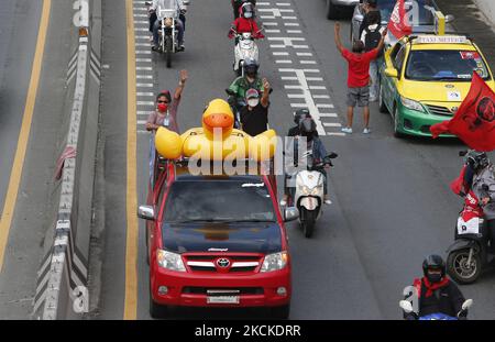 Un manifestant marque un drapeau sur son pick-up lors d'une démonstration de mob de voitures à Bangkok sur 29 août 2021. Les manifestants exigent que le Premier ministre thaïlandais, Prayut Chan-o-cha, se détienne et que le gouvernement soit tenu responsable de sa mauvaise gestion flagrante de la pandémie de Covid-19. (Photo de Chaiwat Subprasom/NurPhoto) Banque D'Images