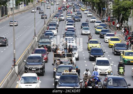 Un manifestant marque un drapeau sur son pick-up lors d'une démonstration de mob de voitures à Bangkok sur 29 août 2021. Les manifestants exigent que le Premier ministre thaïlandais, Prayut Chan-o-cha, se détienne et que le gouvernement soit tenu responsable de sa mauvaise gestion flagrante de la pandémie de Covid-19. (Photo de Chaiwat Subprasom/NurPhoto) Banque D'Images