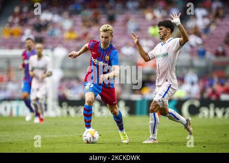 21 Frenkie de Jong du FC Barcelone défendu par 11 Carles Alena de Getafe CF lors du match de la Liga Santader entre le FC Barcelone et Getafe CF au stade Camp Nou sur 29 août 2021 à Barcelone. (Photo par Xavier Bonilla/NurPhoto) Banque D'Images