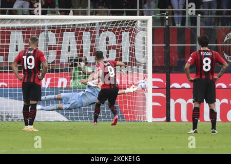 Olivier Giroud de l'AC Milan marque le quatrième but de son équipe lors de la série Un match entre l'AC Milan et Cagliari Calcio au Stadio Giuseppe Meazza sur 29 août 2021 à Milan, Italie. (Photo de Giuseppe Cottini/NurPhoto) Banque D'Images