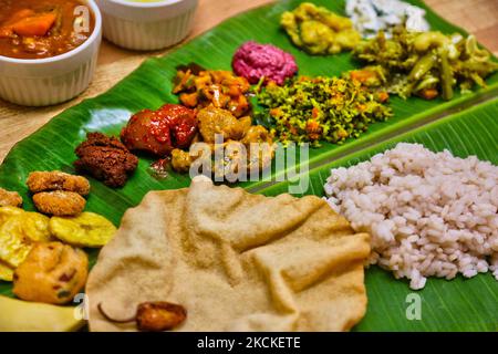 Repas traditionnel de Sadhya servi sur une feuille de banane à Toronto, Ontario, Canada pendant le festival de l'onam sur 28 août 2021. Sadhya se compose d'une variété de plats végétariens traditionnels servis sur une feuille de banane et est commun pendant les célébrations et les festivals dans l'État indien du Kerala. Sadhya signifie banquet en Malaisie. Onam est un festival de récolte et est l'une des trois grandes célébrations annuelles hindoues avec Vishu et Thiruvathira observées par Keralites. (Photo de Creative Touch Imaging Ltd./NurPhoto) Banque D'Images