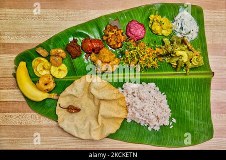 Repas traditionnel de Sadhya servi sur une feuille de banane à Toronto, Ontario, Canada pendant le festival de l'onam sur 28 août 2021. Sadhya se compose d'une variété de plats végétariens traditionnels servis sur une feuille de banane et est commun pendant les célébrations et les festivals dans l'État indien du Kerala. Sadhya signifie banquet en Malaisie. Onam est un festival de récolte et est l'une des trois grandes célébrations annuelles hindoues avec Vishu et Thiruvathira observées par Keralites. (Photo de Creative Touch Imaging Ltd./NurPhoto) Banque D'Images